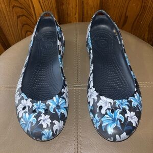 Crocs Flats Women’s Sz 10 Blue Purple Floral Slip On Gardening Mary Jane Comfort